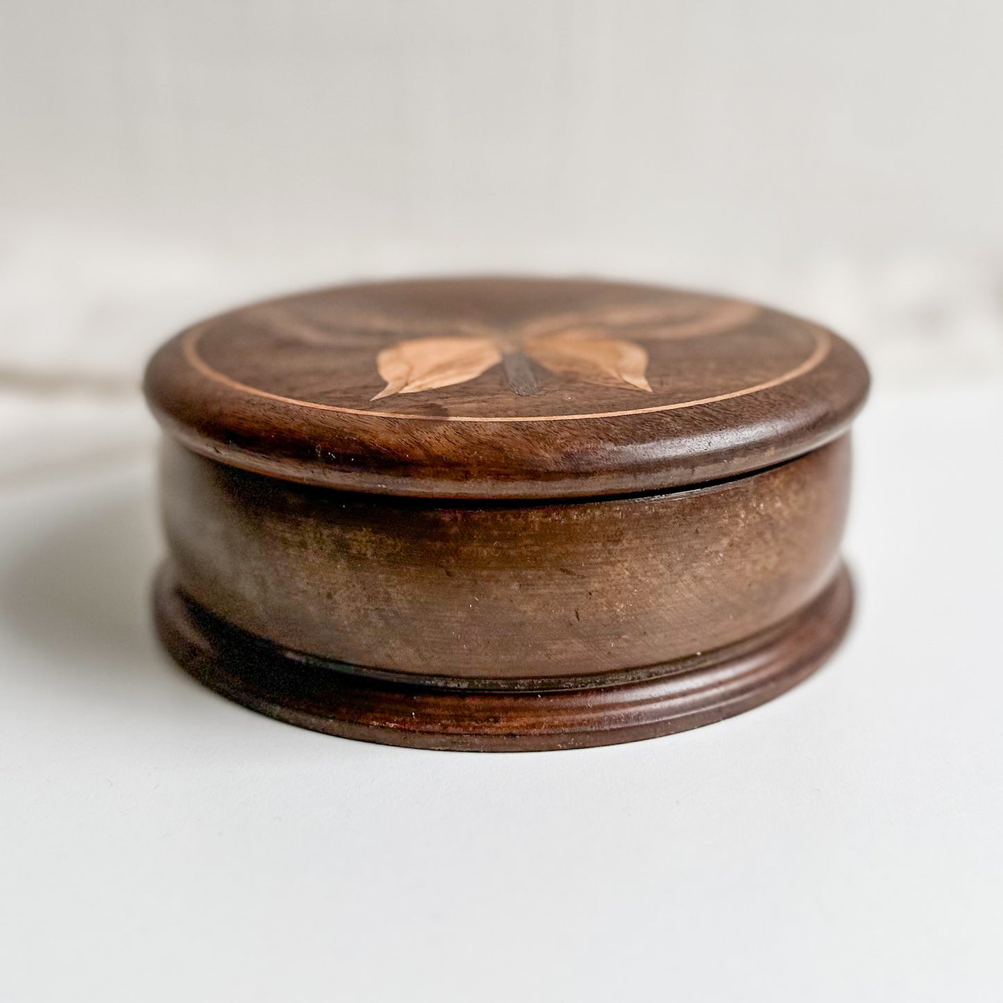 Round Inlay Box with Butterfly Design